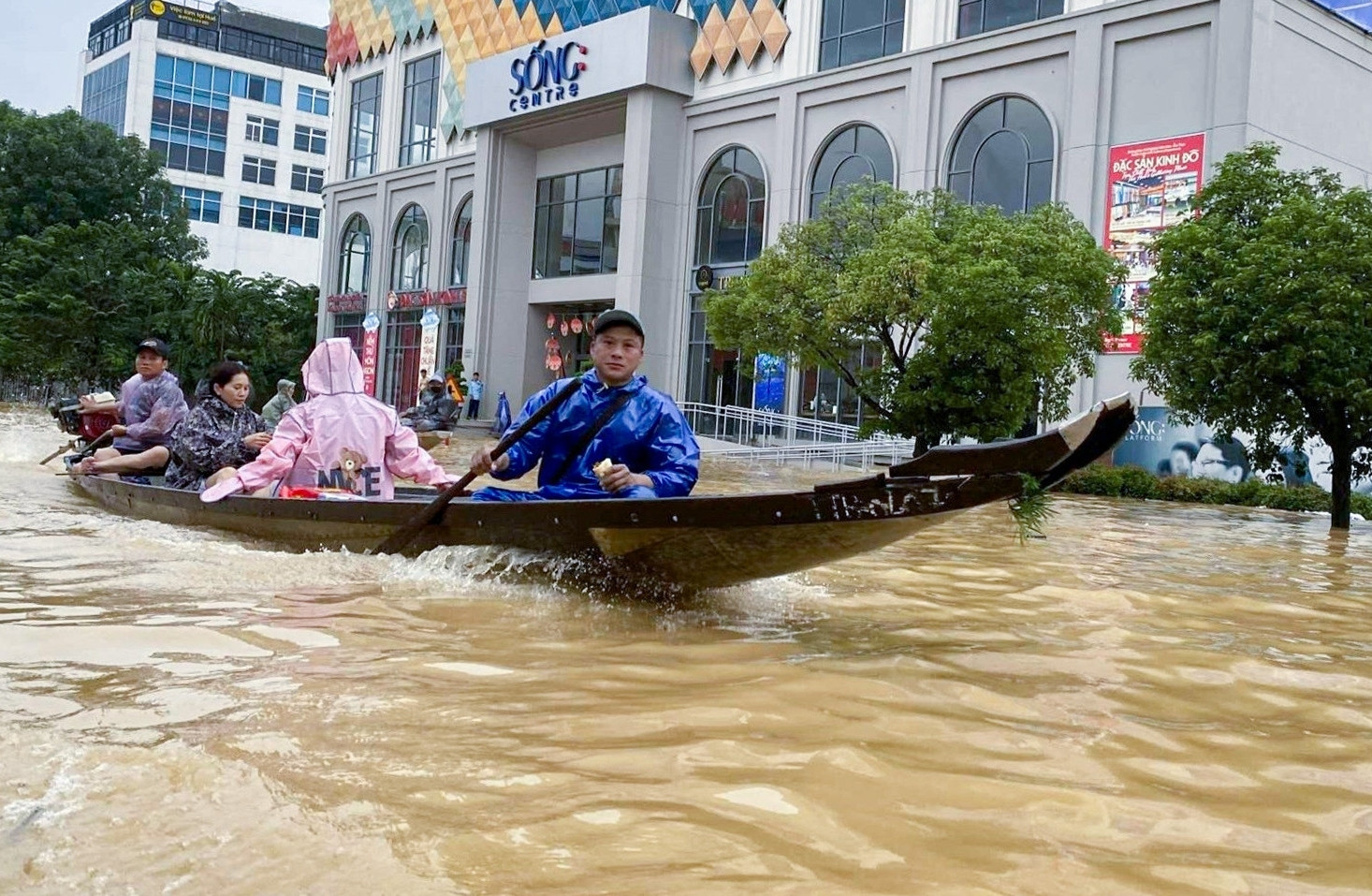 Bản tin trưa 17/11: Huế bước vào đợt lũ thứ tư, còi hú vang khắp thành phố
