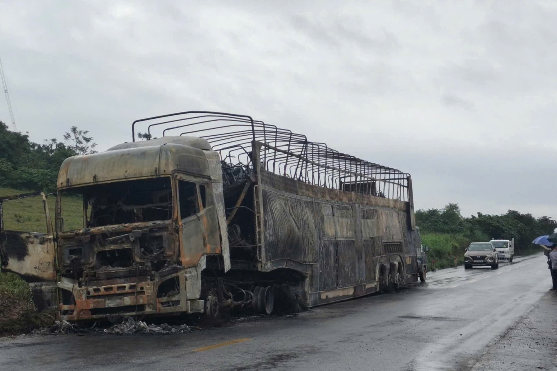 Bản tin cuối ngày 17/11: Ô tô chở 128 xe máy bất ngờ bốc cháy trơ khung Bản tin cuối ngày 17/11: Ô tô chở 128 xe máy bất ngờ bốc cháy trơ khung