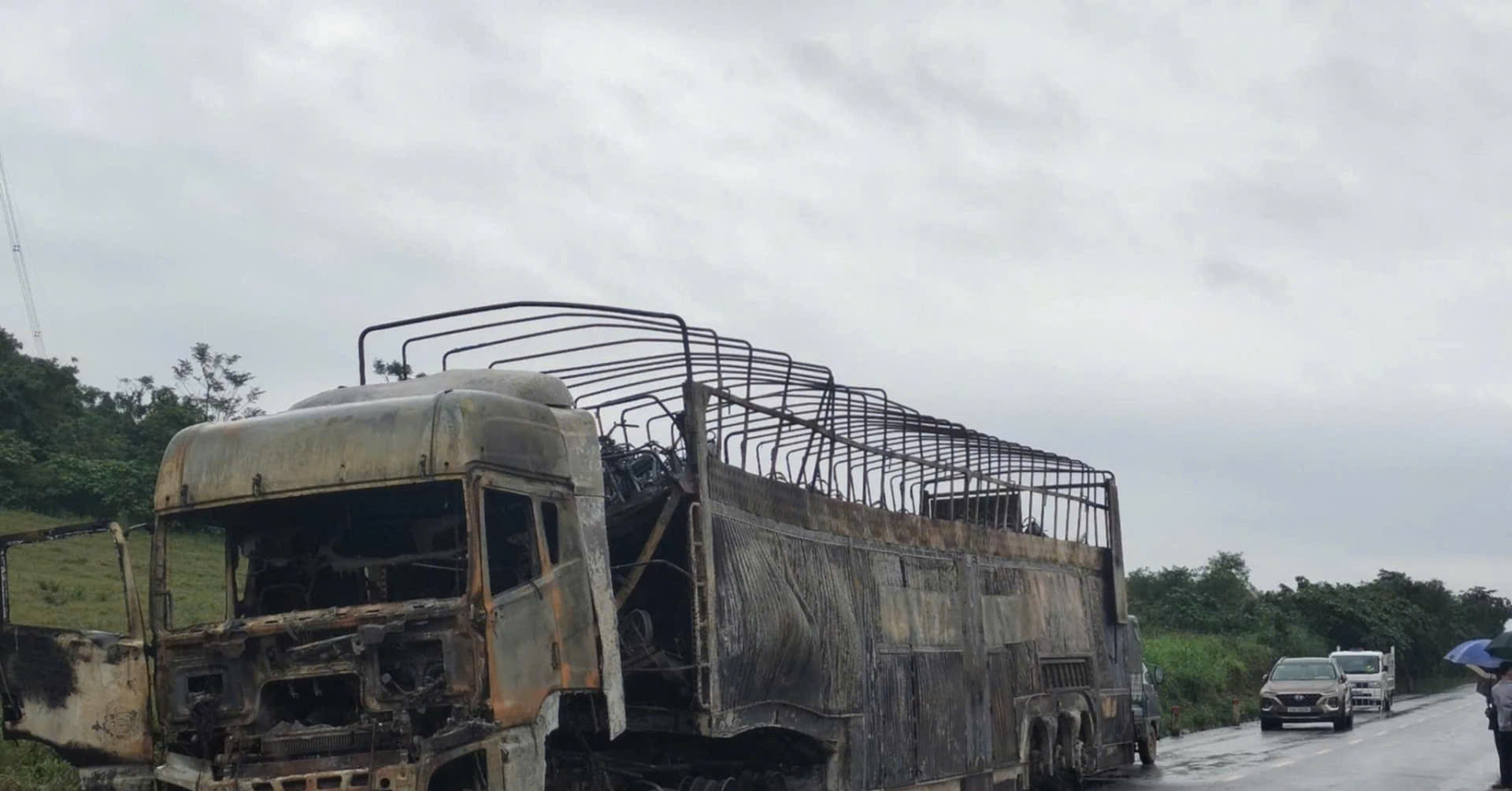 Bản tin cuối ngày 17/11: Ô tô chở 128 xe máy bất ngờ bốc cháy trơ khung