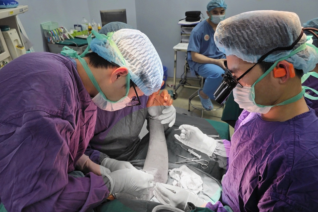 5 giờ căng thẳng nối cánh tay đứt rời của người đàn ông bị máy lóc gỗ cuốn nát