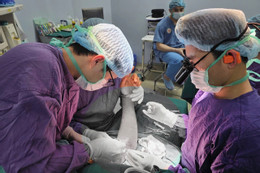 Nối bàn tay bị chém đứt rời cho thanh niên 19 tuổi 5 giờ căng thẳng nối cánh tay đứt rời của người đàn ông bị máy lóc gỗ cuốn nát