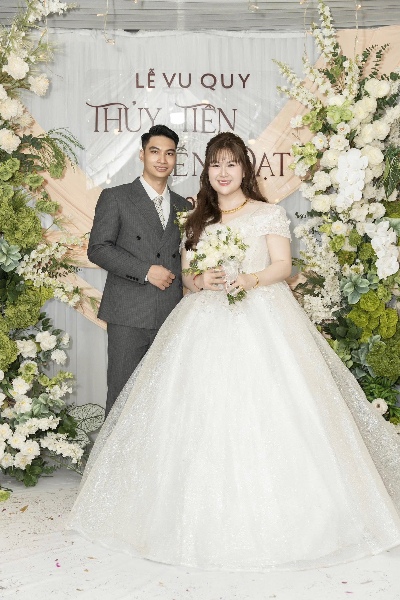 Thuỷ Tiên mặc váy cưới