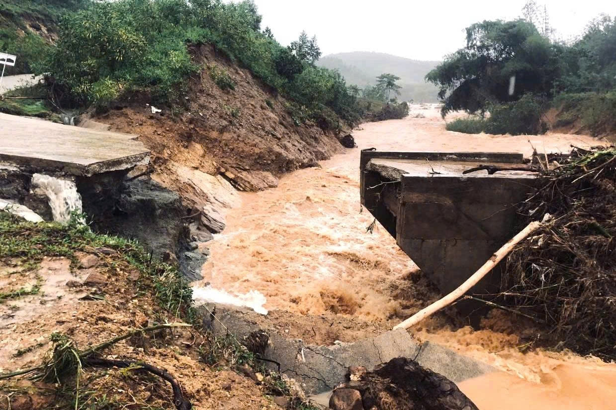 Cầu bị lũ cuốn gãy đôi, hơn 1.200 người dân bị cô lập