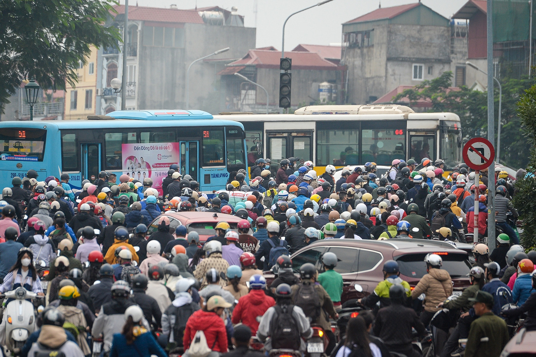 Cầu Long Biên cấm một chiều, cầu Chương Dương 'vỡ trận' giờ cao điểm