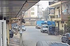 Chó hoang bất ngờ nhảy vào chiếc SUV đang đỗ, nữ tài xế hoảng hốt nhảy ra ngoài