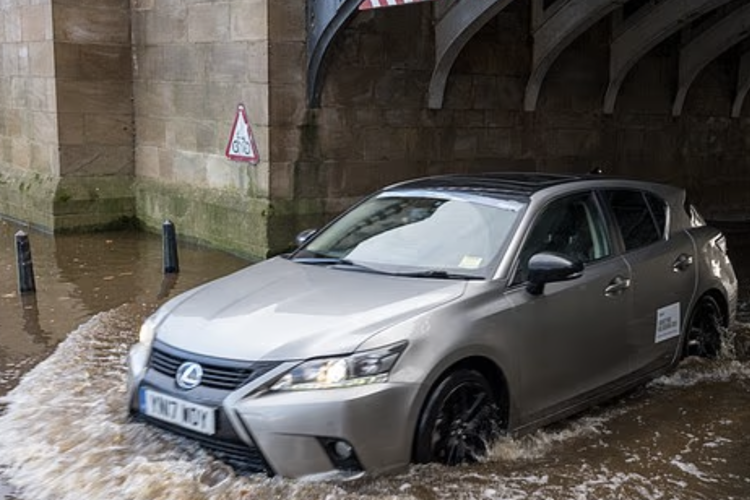 Chuyên gia cảnh báo về một tính năng quen thuộc trên ô tô khi lái xe lúc mưa lớn