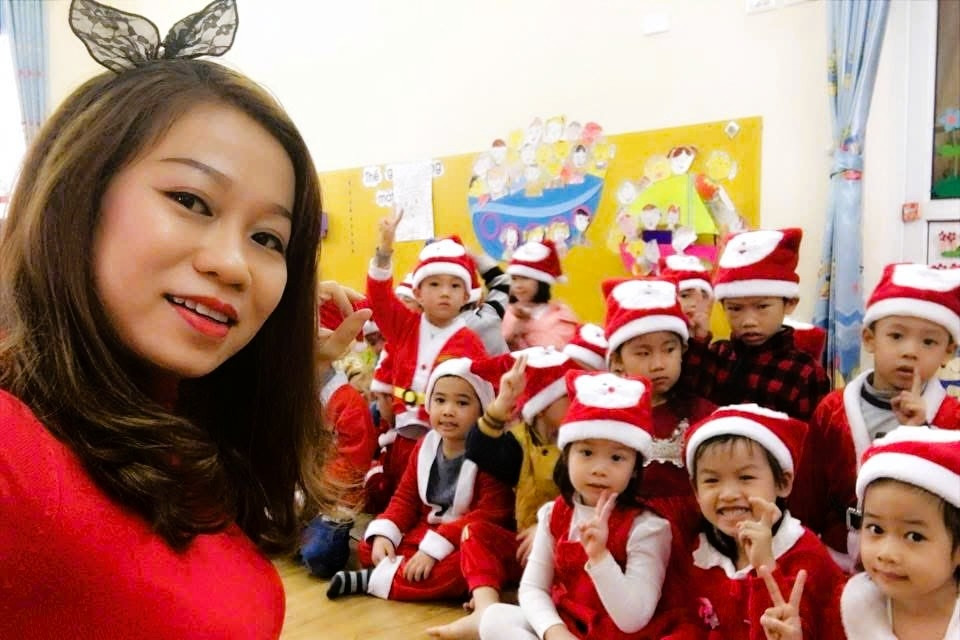 Cô giáo 9 năm chống chọi với căn bệnh ung thư vẫn đều đặn đón trẻ bằng tình yêu