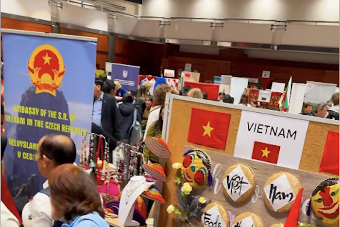 Cơ quan đại diện Việt Nam lan tỏa các giá trị nhân văn qua Hội chợ Từ thiện quốc tế