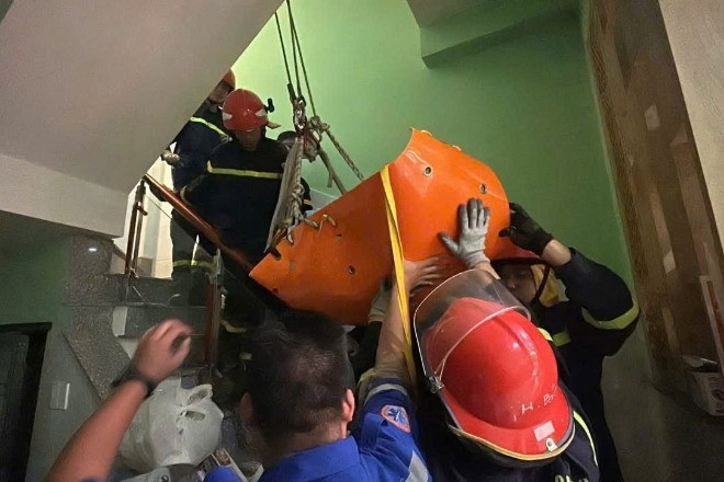 Cứu người đàn ông nặng 150kg bị tai biến, kẹt ở tầng 3 căn nhà sâu trong hẻm