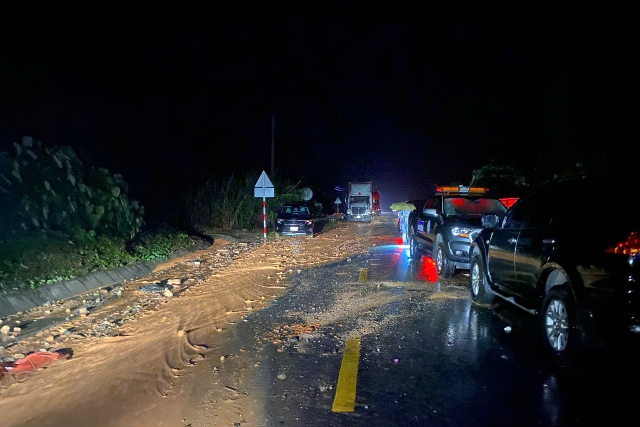 Đất đá đổ trúng ô tô khi xe qua đèo Khánh Lê, 4 người tử vong