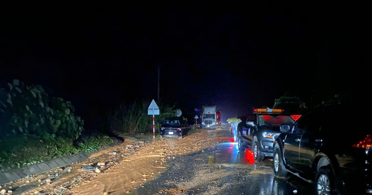 Đất đá đổ trúng ô tô khi xe qua đèo Khánh Lê, 6...