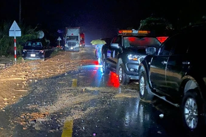 Đất đá đổ trúng ô tô khi xe qua đèo Khánh Lê, 6 người tử vong