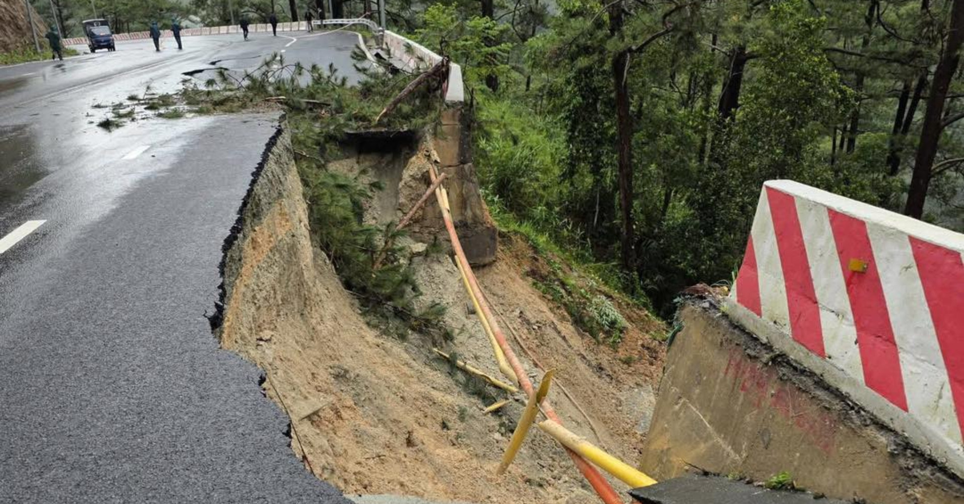 Đèo Prenn ở Lâm Đồng sạt lở, xuất hiện nhiều vết nứt kéo dài