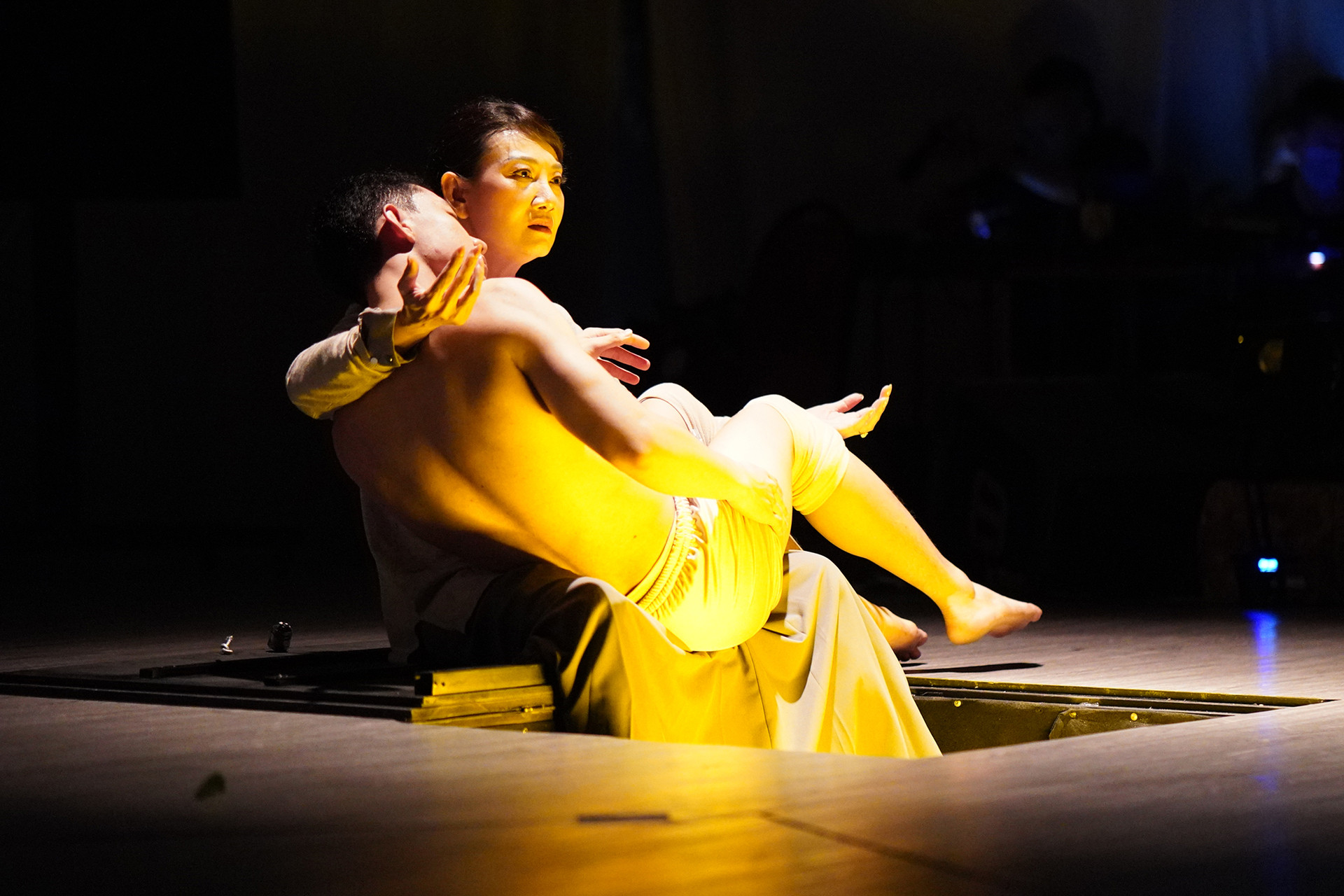 Mẹ Lớn ôm con lấy cảm hứng từ tác phẩm điêu khắc Pietà