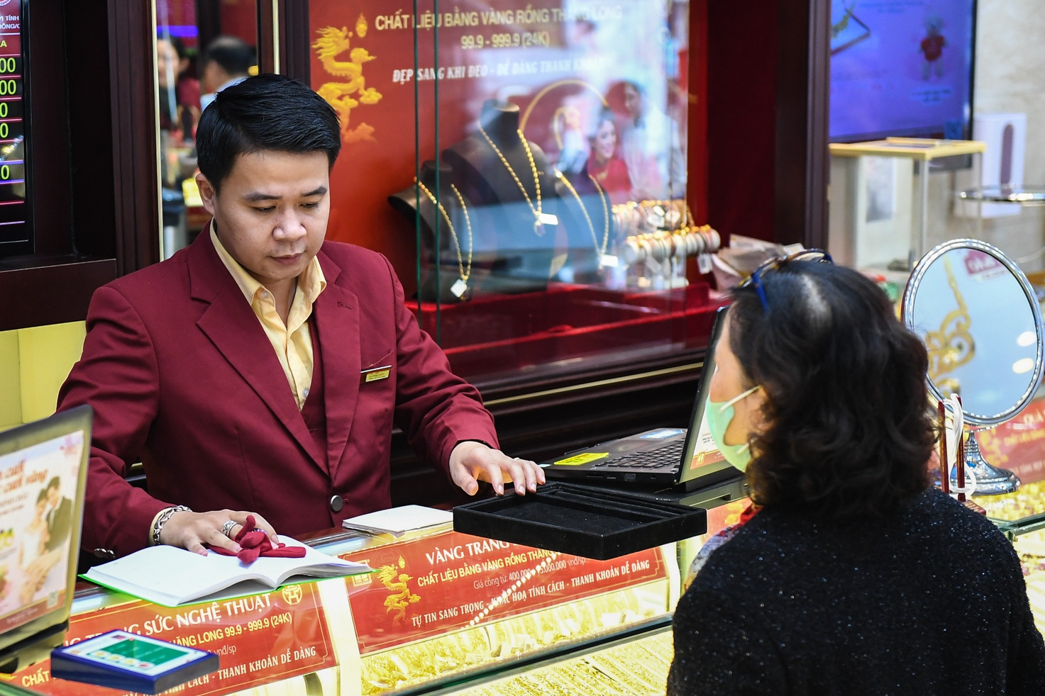 Giá vàng tăng gấp đôi sau 1 năm, mẹ mua 5 chỉ cho con đi học bất ngờ lãi lớn