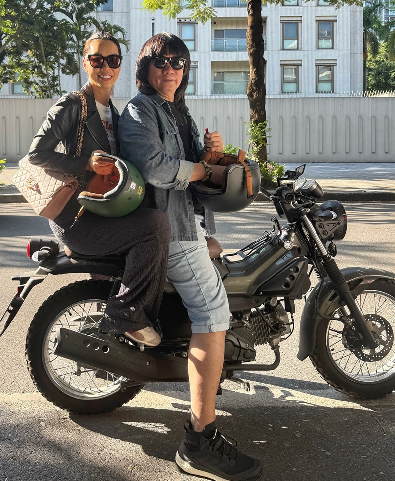 Siêu mẫu Hà Anh dạo phố Hà Nội