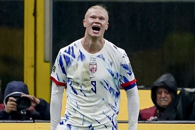 Haaland ghi 2 bàn trong 1 phút, khiến Mbappe... đua hụt hơi