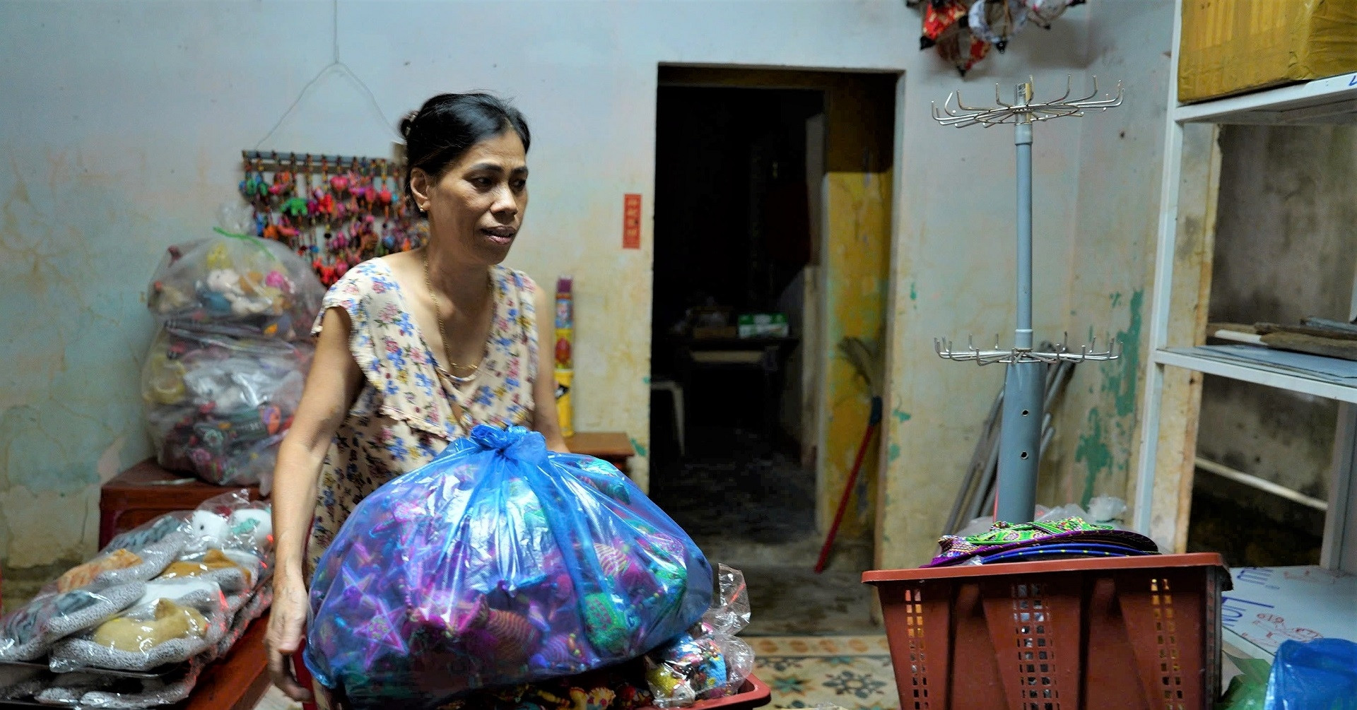 Hội An lại ngập sâu: Dân hối hả chạy lũ, du khách tò mò lội nước check-in