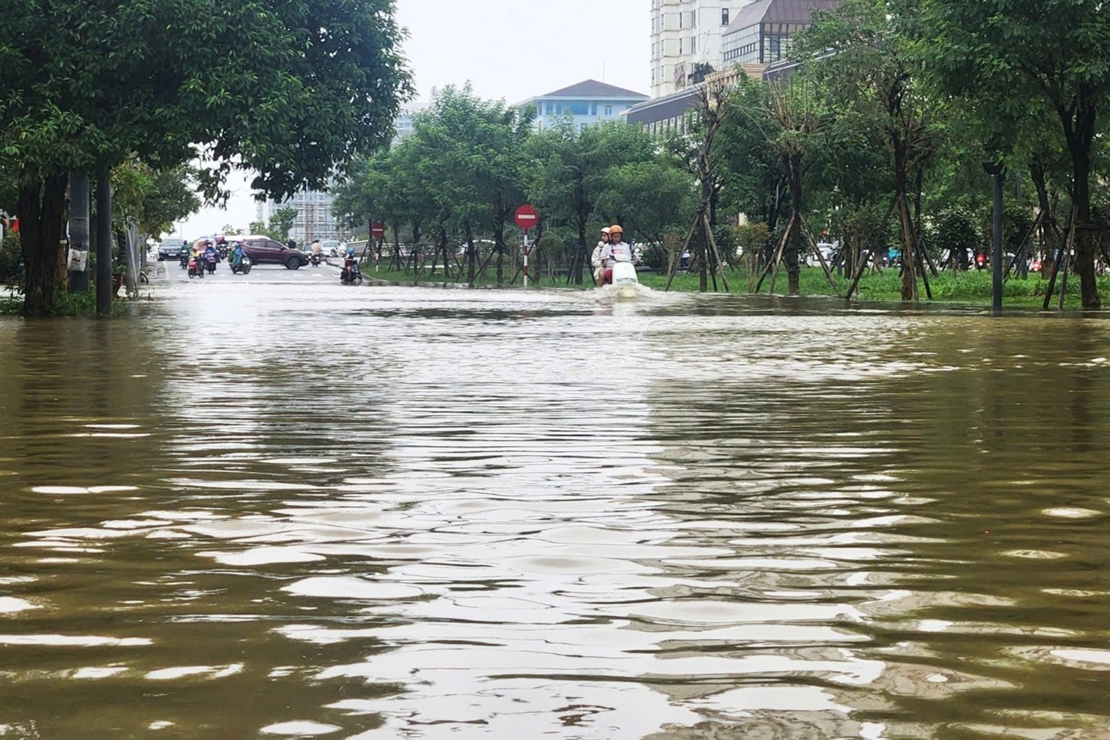 Huế bước vào đợt lũ thứ tư liên tiếp, còi hú cảnh báo vang khắp thành phố