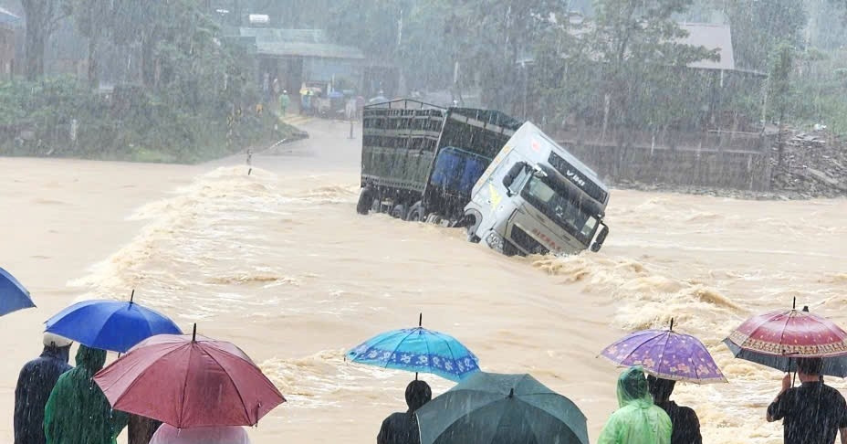 Khoảnh khắc xe tải cùng tài xế bị nước lũ cuốn ...