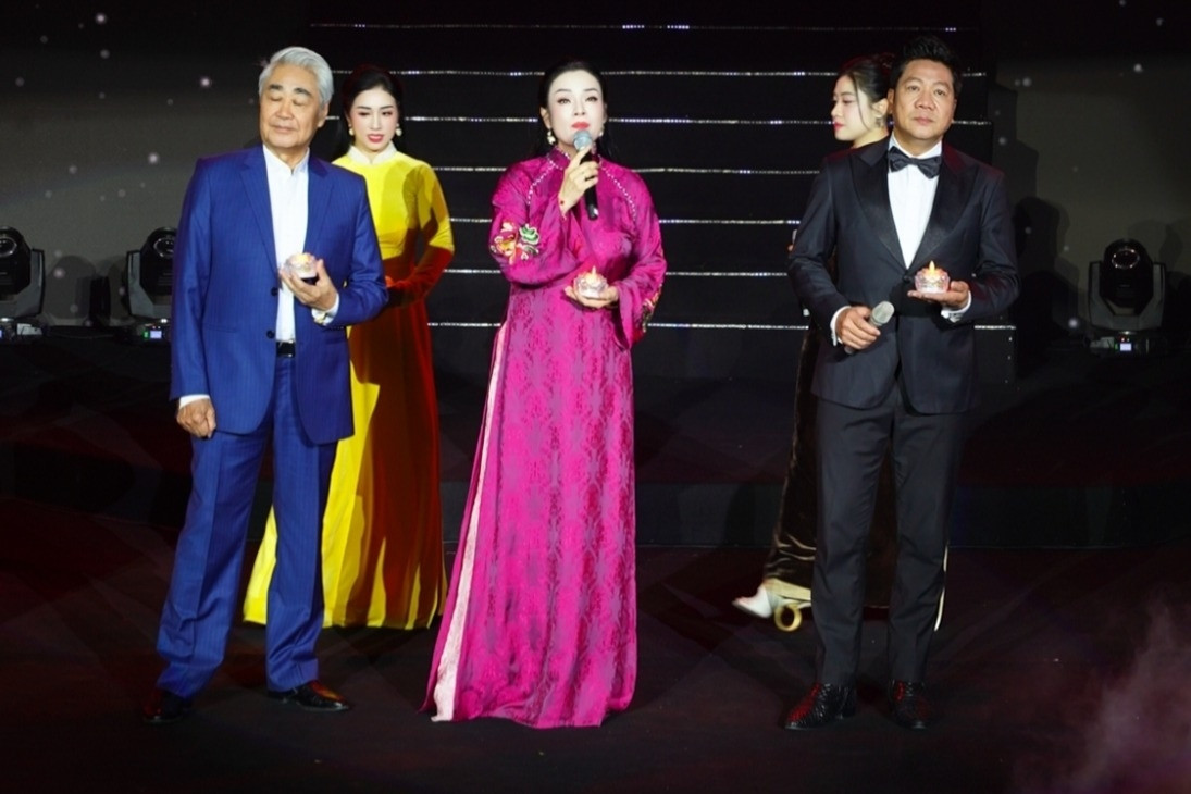 Khoảnh khắc xúc động của NSND Quốc Hưng và TS Tân Nhàn trong đêm nhạc tri ân GS Trung Kiên