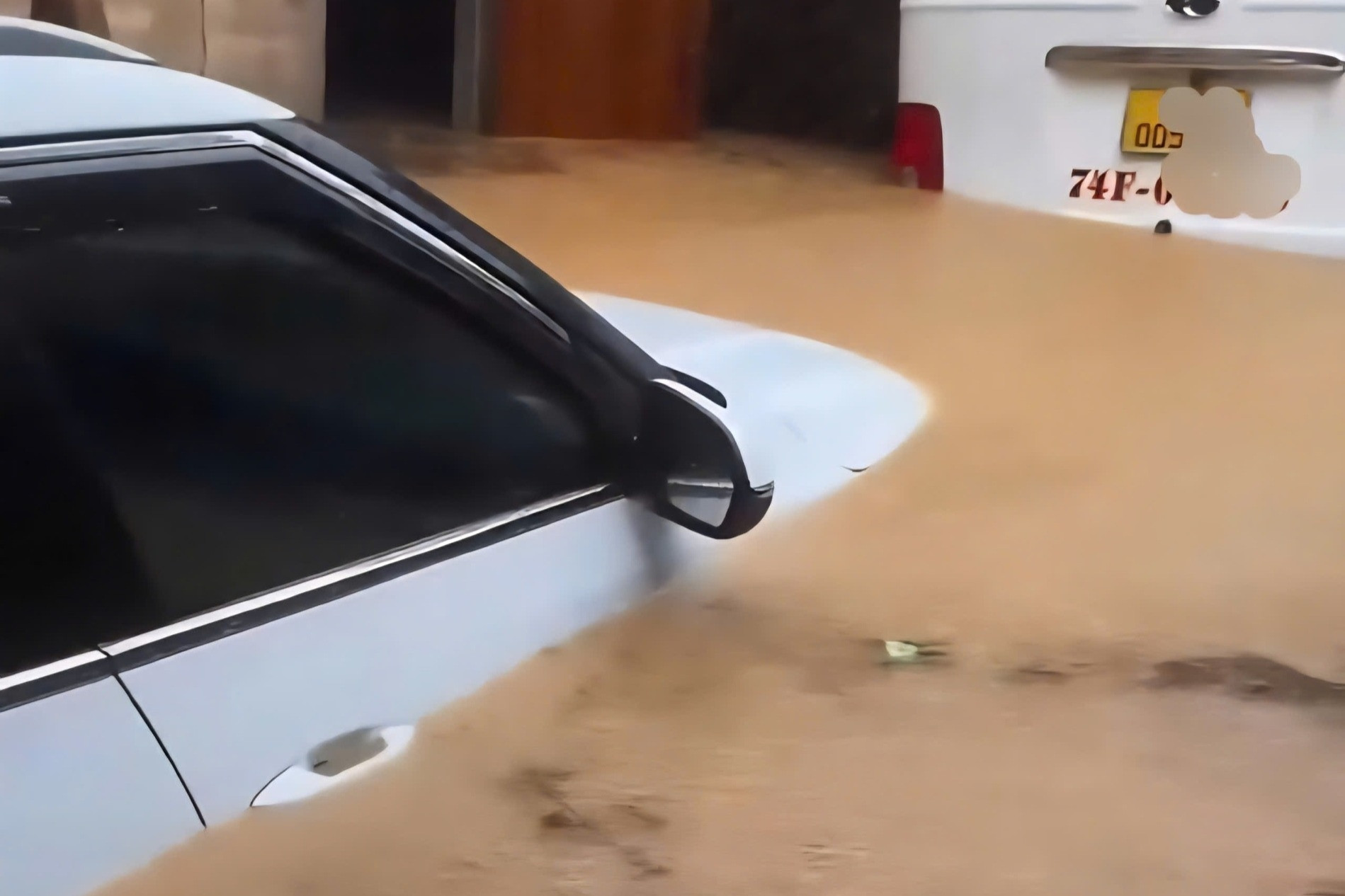 Lũ bủa vây nhà dân ở Huế – Quảng Trị, ô tô ngập trong biển nước