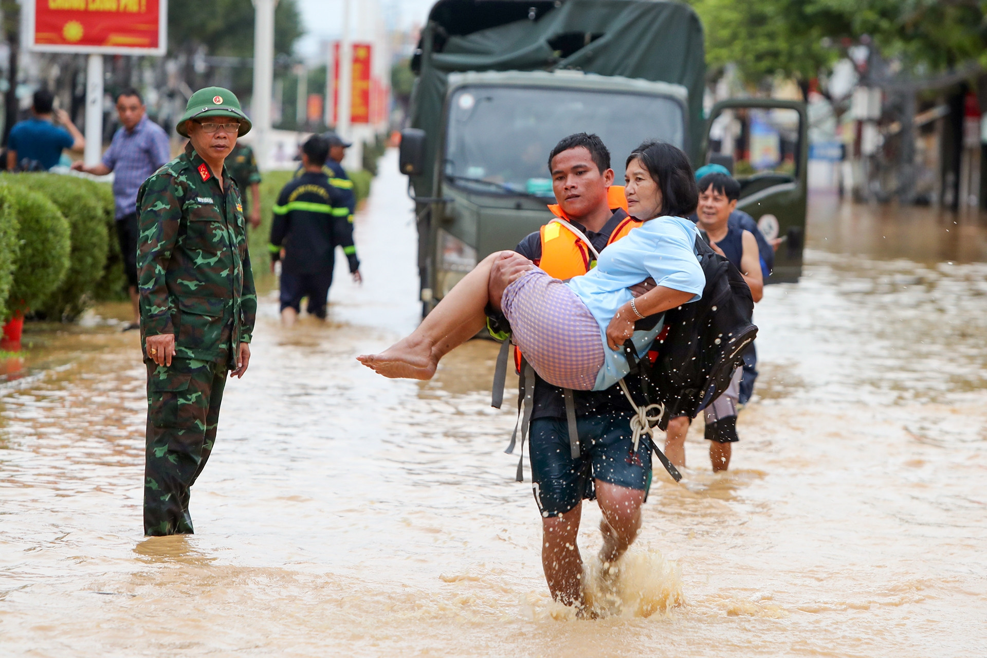 Lũ lên quá nhanh, Tây Nha Trang ngập sâu, lực lượng cứu hộ gấp rút ứng cứu dân