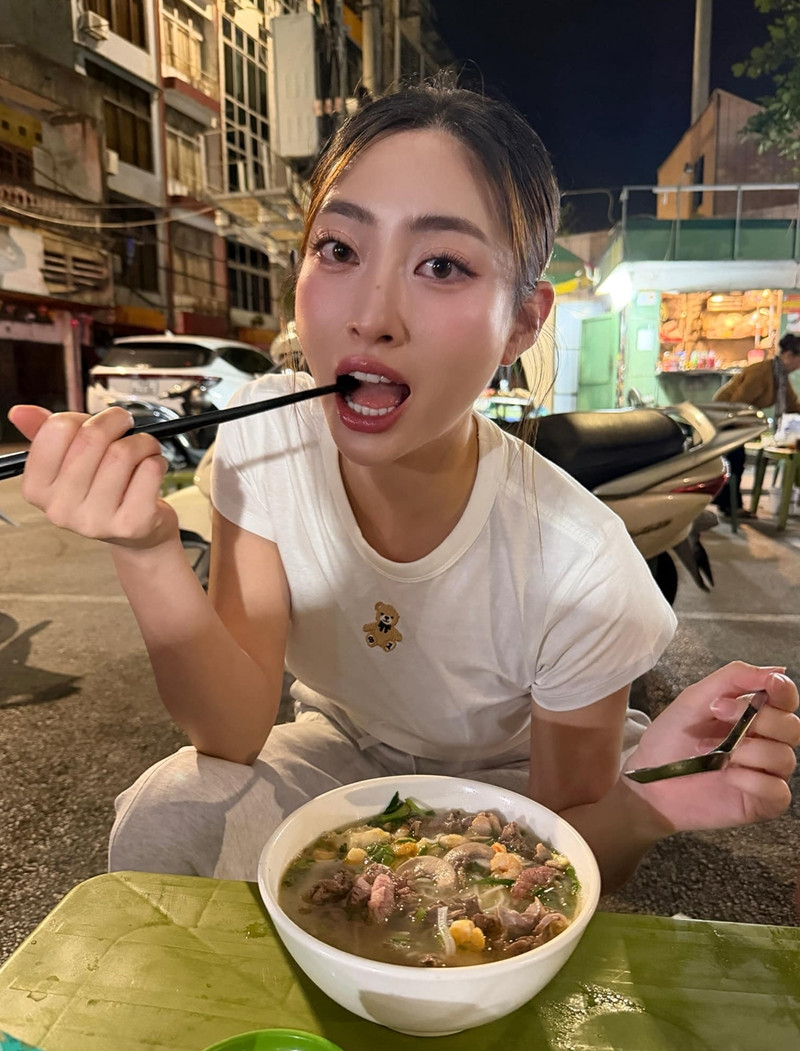 Hoa hậu Lương Thùy Linh thưởng thức phở nổi tiếng ở Hạ Long