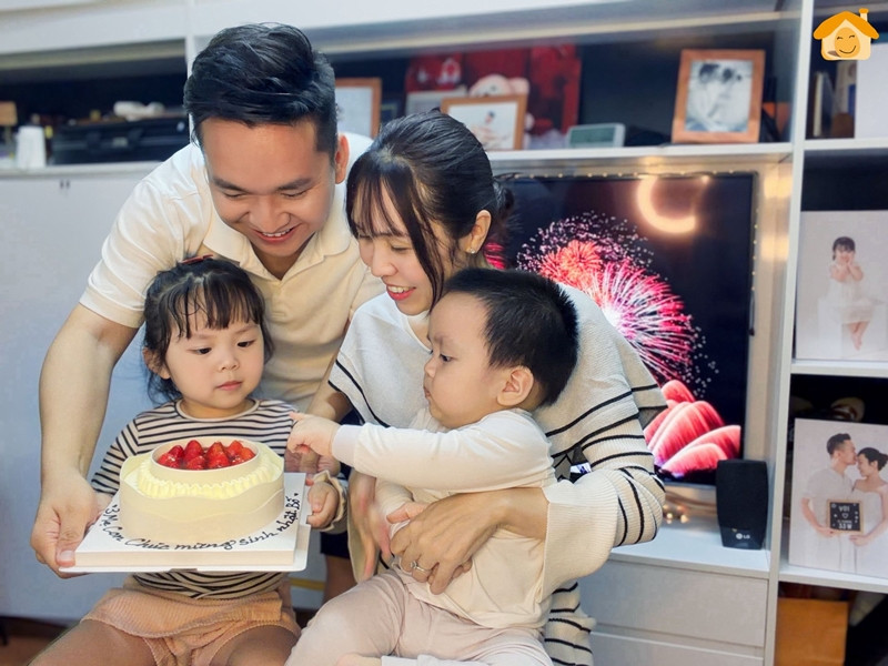 MC Hạnh Phúc bên gia đình