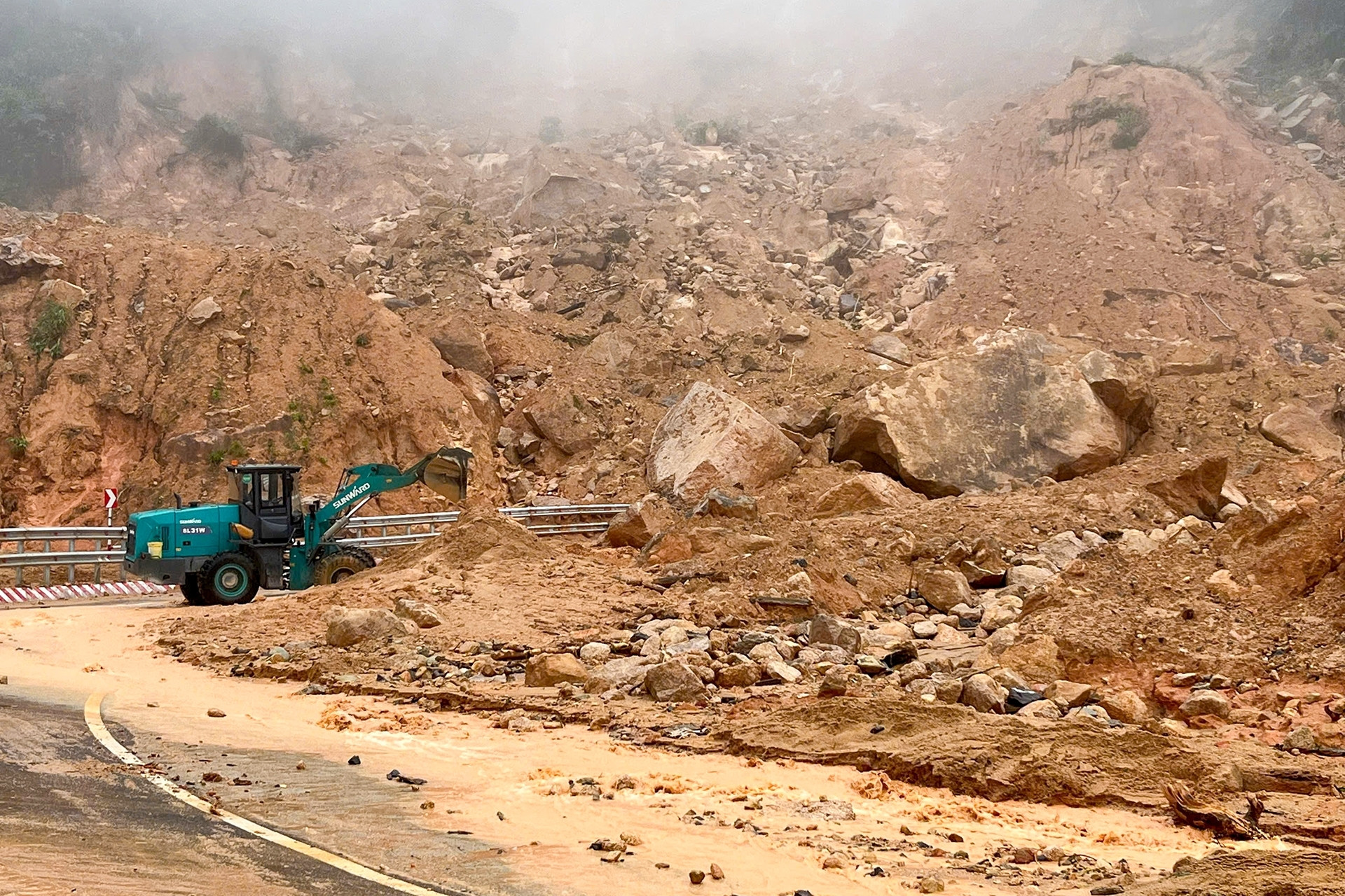 Mưa lớn đến gần 1.000mm/ngày, cả trăm xã phường đối mặt lũ quét, sạt lở đất