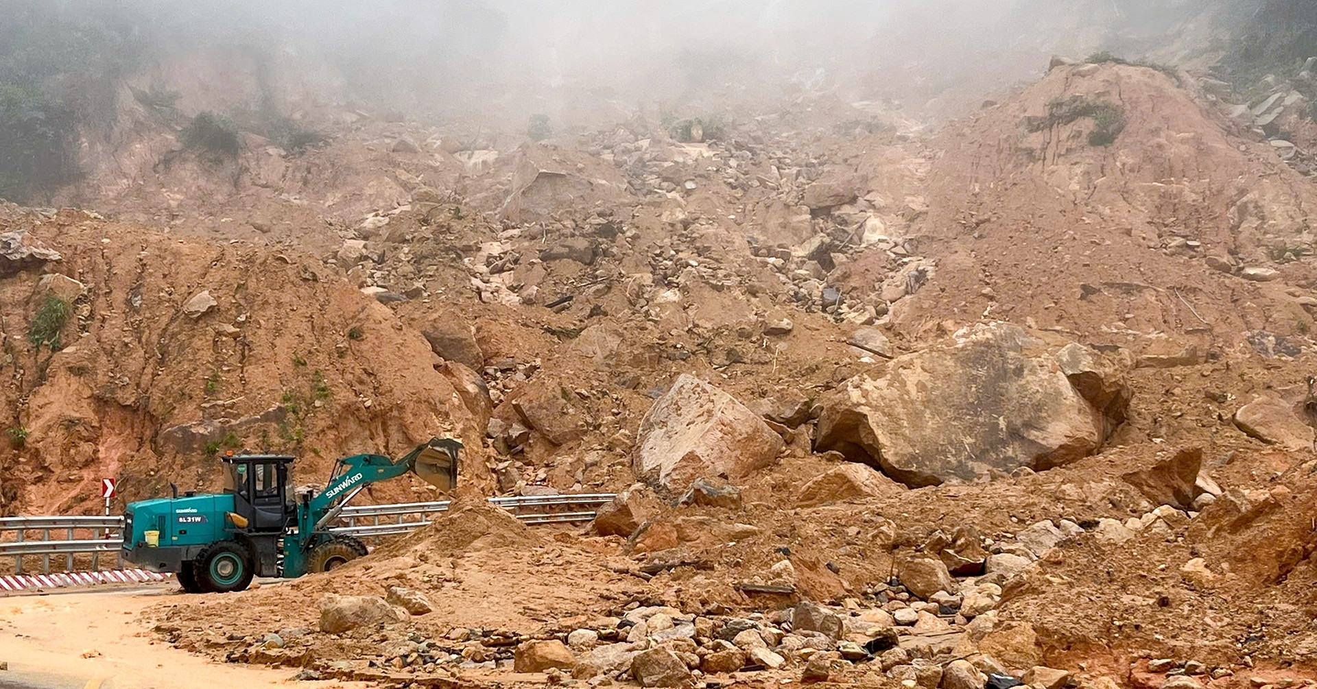 Mưa lớn đến gần 1.000mm/ngày, cả trăm xã phường...