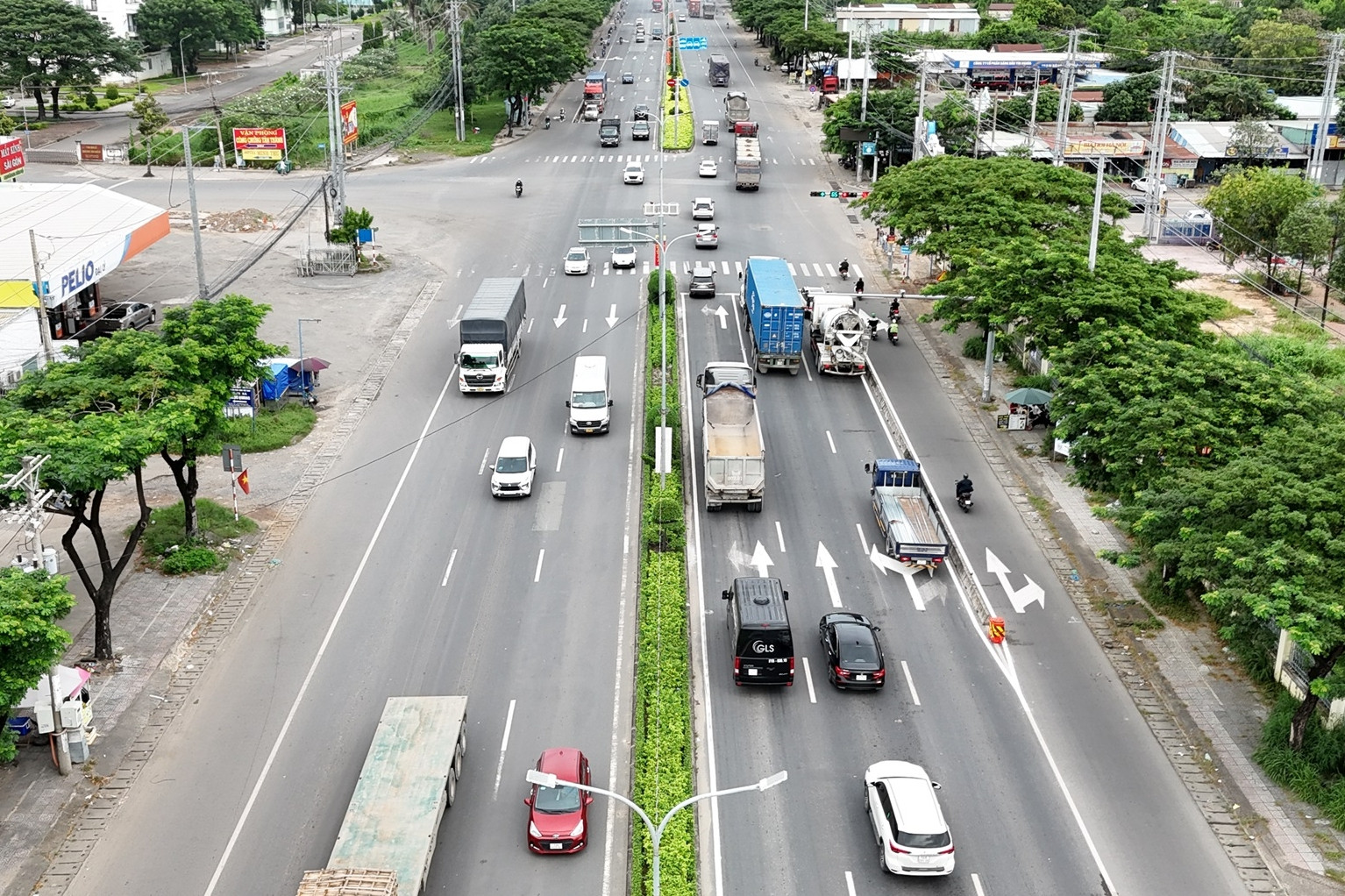 Ngày đầu phân làn mới trên Quốc lộ 51, tài xế dừng xe hỏi CSGT cách đi đúng