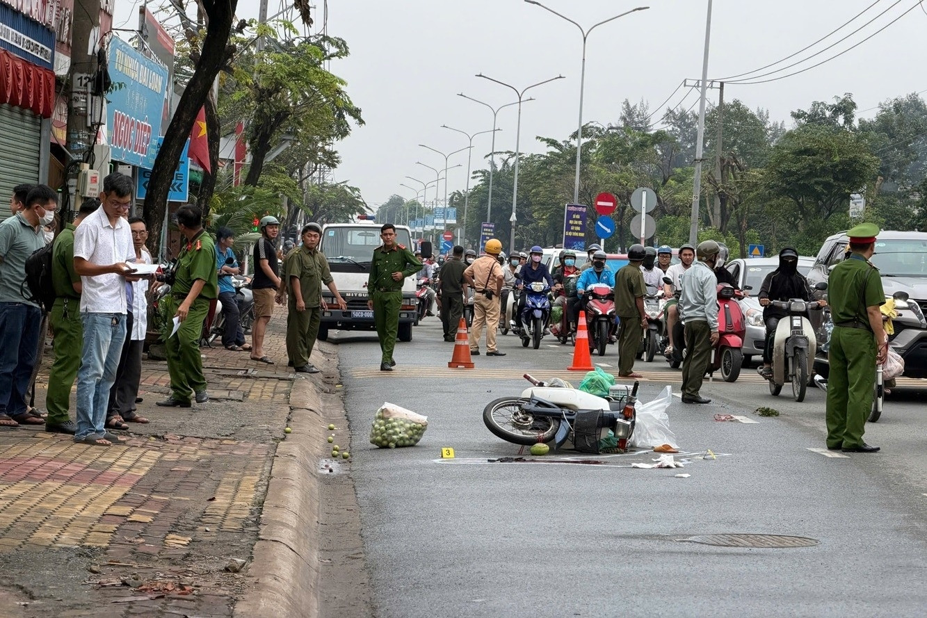 Người phụ nữ tử vong cạnh xe máy ở TPHCM