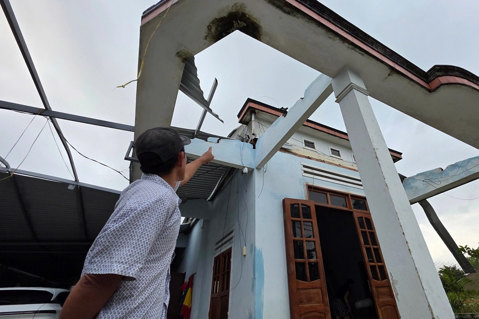 Nhân chứng kể phút lốc xoáy quét làm hàng chục nhà tốc mái, 4 người bị thương