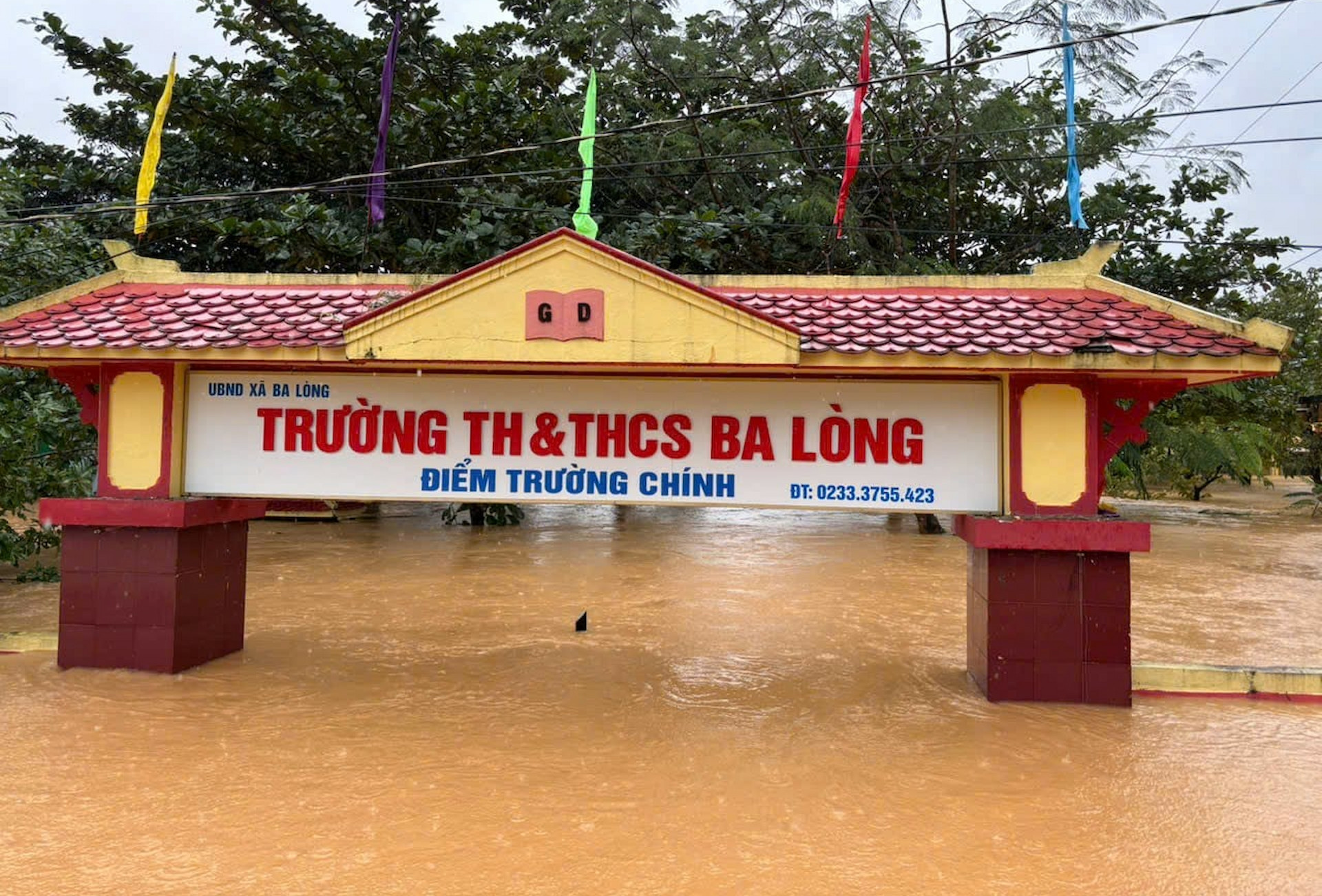 'Nước lên quá nhanh, chúng tôi chỉ kịp chạy để giữ tính mạng'