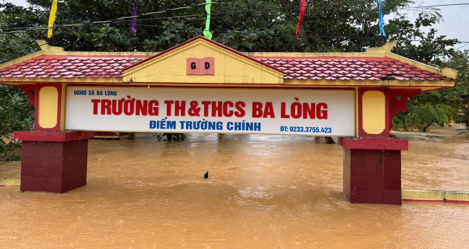 'Nước lên quá nhanh, chúng tôi chỉ kịp chạy để giữ tính mạng'