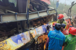 Sạt lở khiến 6 người chết ở Khánh Hòa: Cảnh sát cắt khung xe khách tìm 2 thi thể