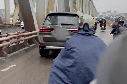 Tài xế 'xe sang' bị người dân ghi hình 'tay cầm lái, tay dùng di động' ở Hà Nội