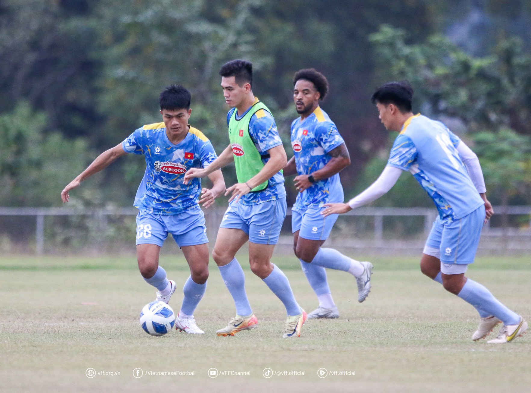 Hé lộ khả năng Xuân Son đá trận tuyển Việt Nam vs Lào tuyen viet nam 1.jpg