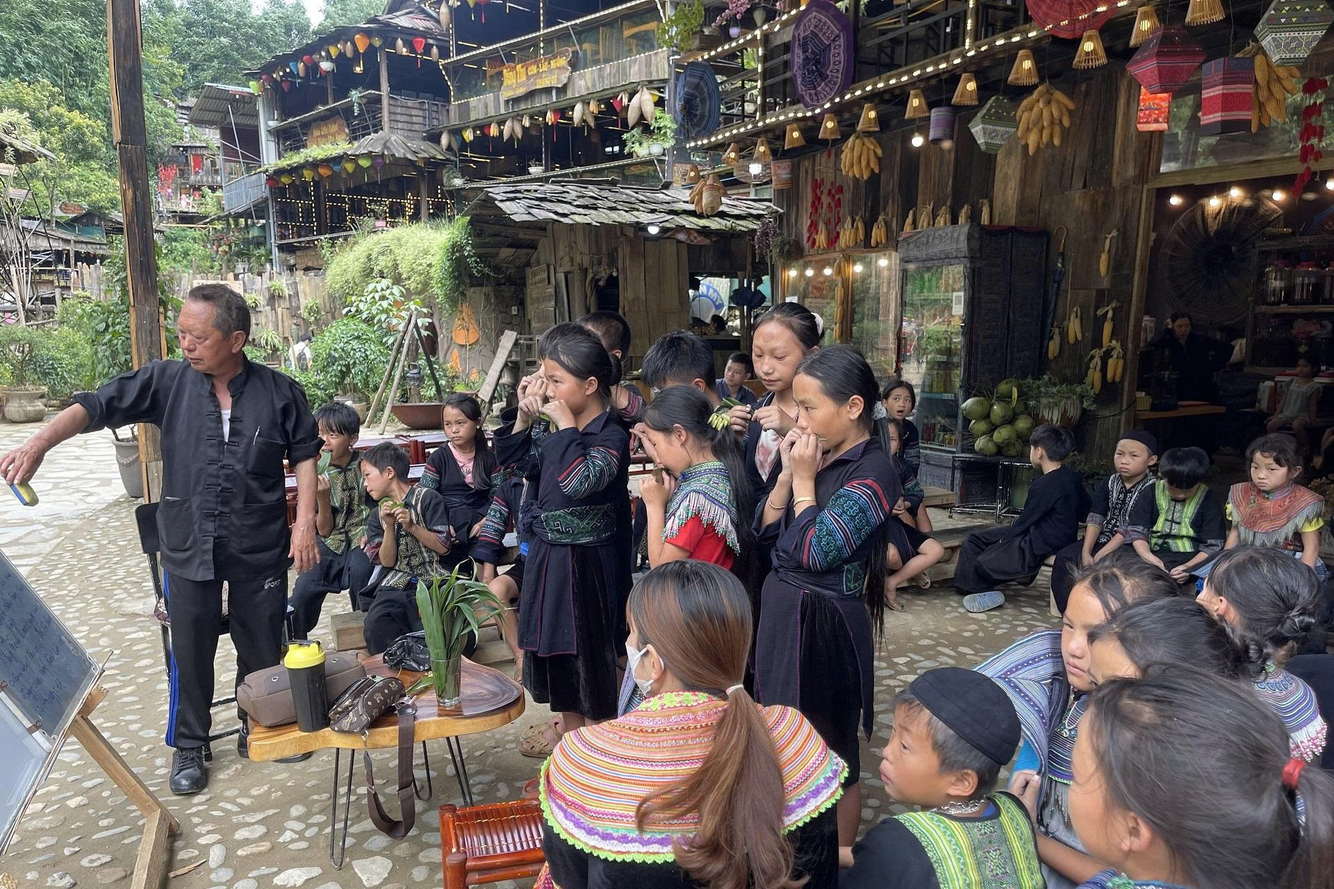 Xây dựng đời sống văn hóa gắn với xây dựng nông thôn mới, đô thị văn minh