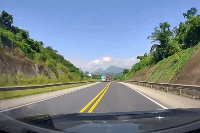 Xe container lấn làn, vượt ẩu suýt gây tai nạn trên cao tốc Hà Nội – Lào Cai