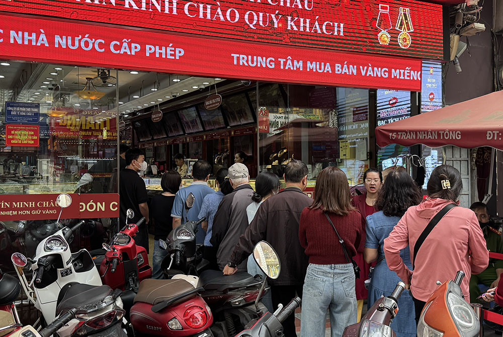 xep hang mua vang.jpg