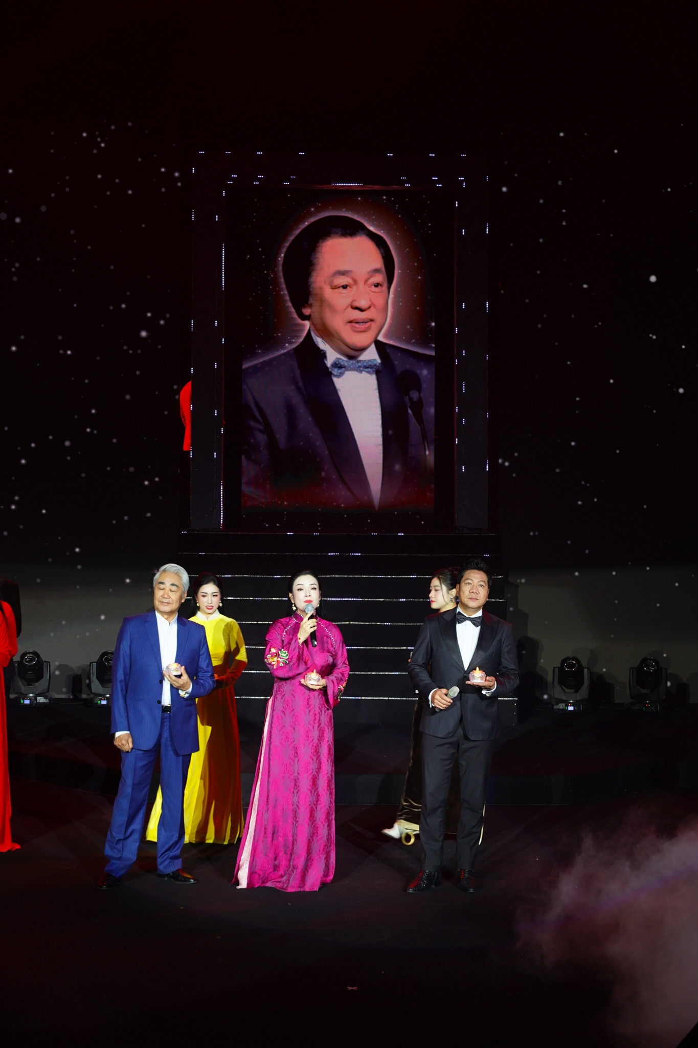 Khoảnh khắc xúc động của NSND Quang Thọ, NSND Quốc Hưng và NSƯT Tân Nhàn