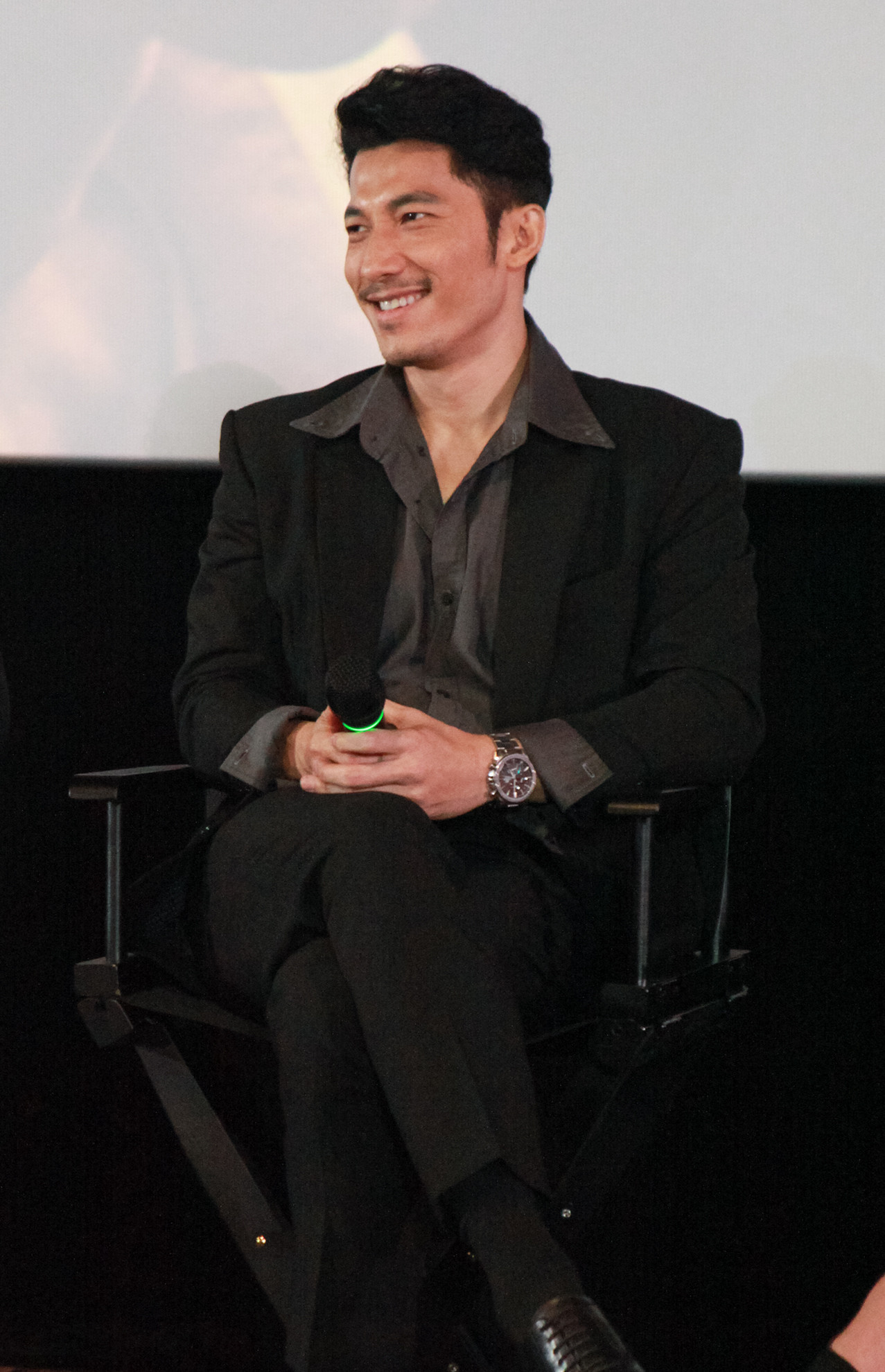 Liên Bỉnh Phát và Đỗ Thị Hải Yến trong cảnh hôn