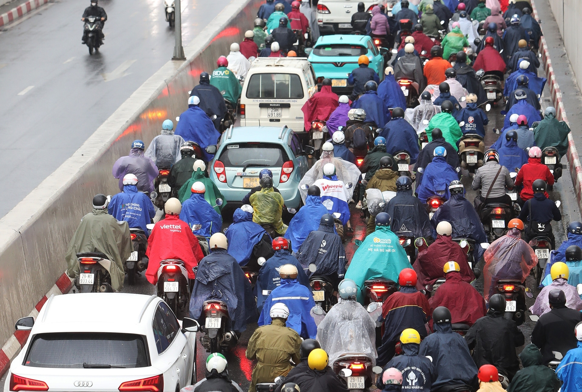 Bản tin trưa 18/11: Mưa rét ở Hà Nội, ô tô đi 6 làn 'ép' xe máy vào vỉa hè