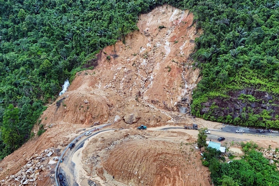 Bản tin chiều 18/11: Sẽ dùng thuốc nổ xử lý khối đá chắn ngang đèo Khánh Lê Bản tin chiều 18/11: Sẽ dùng thuốc nổ xử lý khối đá chắn ngang đèo Khánh Lê