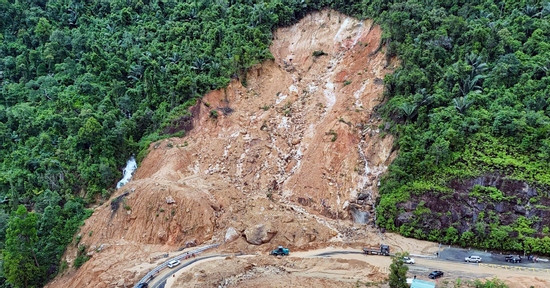 Bản tin chiều 18/11: Sẽ dùng thuốc nổ xử lý khối đá chắn ngang đèo Khánh Lê