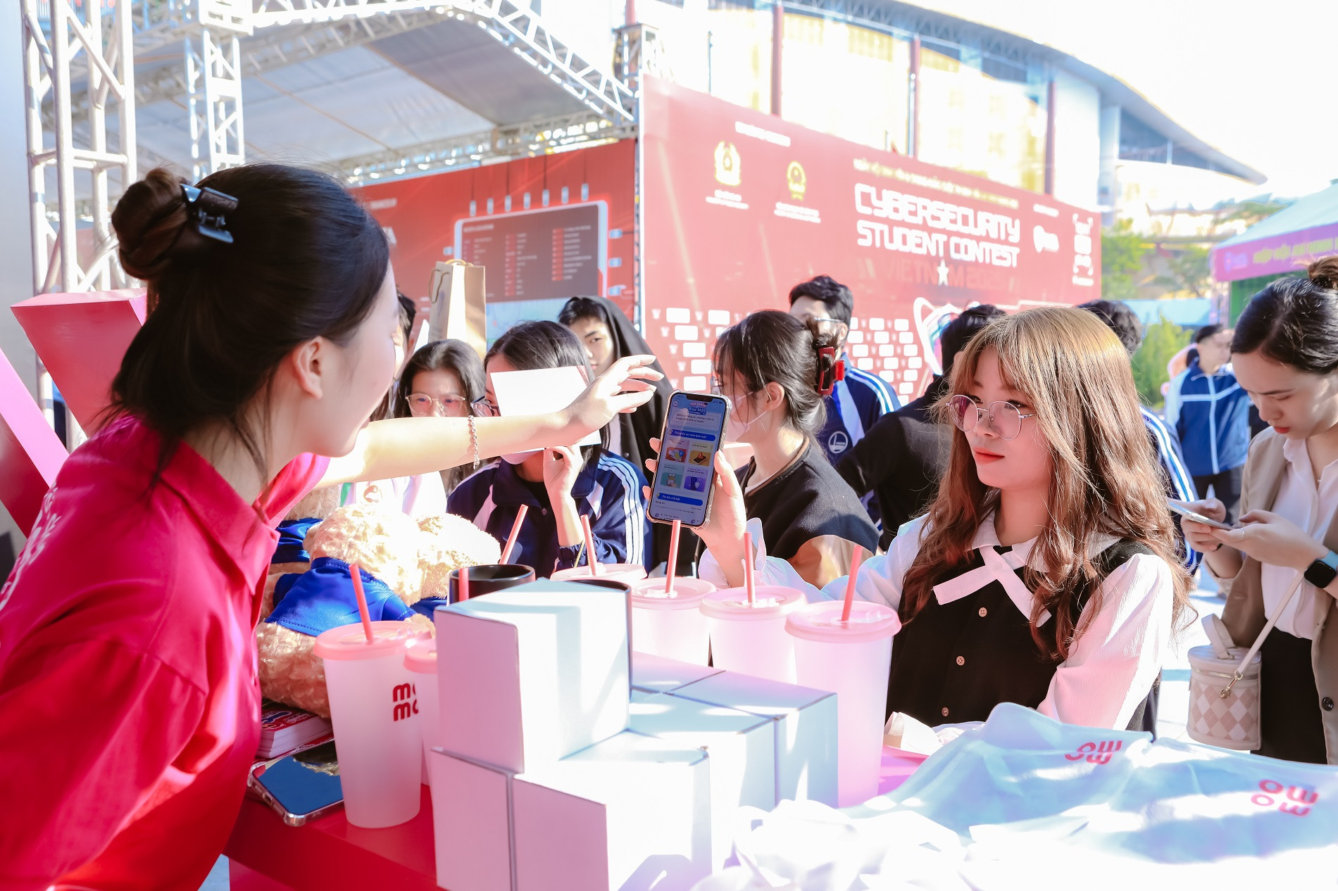 2. Gian hang MoMo tai Ngay hoi Sinh vien.JPG