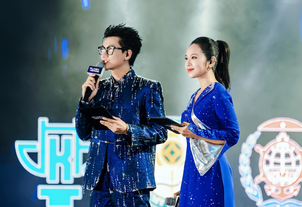 MC Tuyết Ngân và MC Công Tố tại chung kết Vũ trụ đồng tiền mùa 2