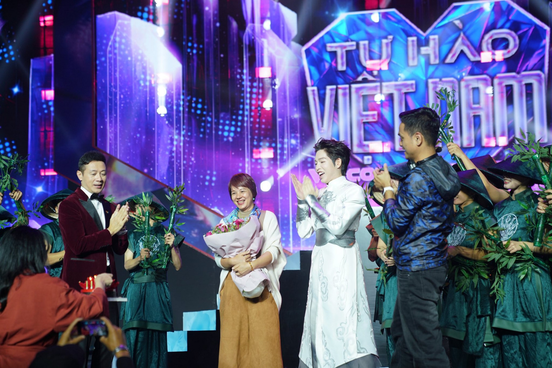 MC Diễm Quỳnh được các đồng nghiệp bất ngờ mừng sinh nhật